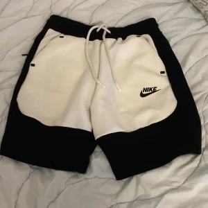 Nike tech shorts - Nike tech shorts Storlek: XS I bra skick-som ny Bra tyg