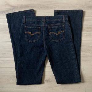 Långa lågmidjade jeans - Lågmidjade bootcut jeans i jättefint skick. De är tyvärr för små för mig så har inga bilder med jeansen på. Midja: 36 cm (tvärs över) Innerben: 87 cm Grenhöjd: 20 cm. Köp direkt via ”köp nu” knappen. Hör av dig med frågor <3 
