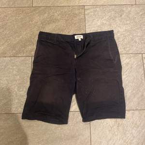 Weekday shorts, inte blivit använda på 2 år nypris 499 kr