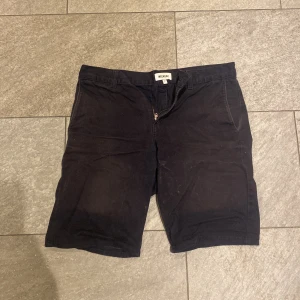 Weekday shorts  - Weekday shorts, inte blivit använda på 2 år nypris 499 kr