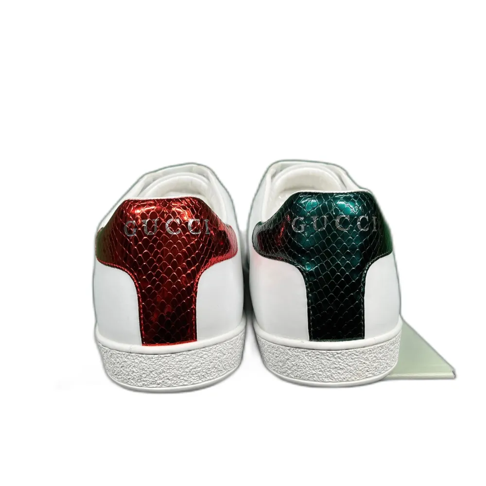 Heisan sälier dessa identiska Gucci sneakers (Finns flera färger). Medföljer kvitto box alltsa alla OG. Vid fragor om skorna eller andra produkter skriv gärna pá dms :). Skor.