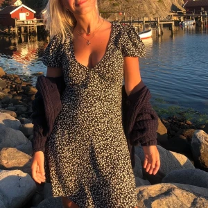 Klänning från hm - Toppen skick!! Sååå fin😍😍stl 38 passar s/m