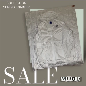 Sommrig Nike ziphoodie i storlek M, 450k - En sommrig, tunn Nike ”jacka” i storlek M men som nu tyvärr är lite för mig eftersom jag har växt några cm. Nikejackan är luftig och är ganska tunn och är perfekt för sommaren. Den är köpt för 6 månader sedan för 800kr. Men jag säljer den för 450kr+frakt (49kr). (Opss om du vill ha fler bilder så kan jag skicka det privat)