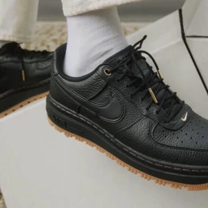 Nike air force  - Säljer dessa nya Nike i storlek 45.5! Använda endast en gång så dom är i nyskick! De är köpta för 1600 kr på Nikes hemsida!