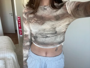 Mönstrad tröja  - En fin tröja som jag inte använder. Storlek xs men den är ganska töjbar. 