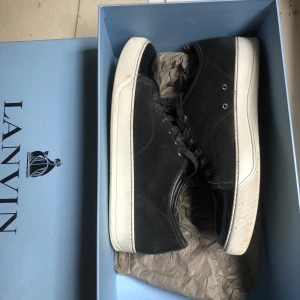 Lanvin skor🍾💯 - Säljer ett par feta lanvins🍾 dem är riktigt fina och cond är 8/10. Storlek uk 5, passar 40-41 och boxen får man självklart med😀tveka inte att höra av dig💯 Möts upp i Sthlm 