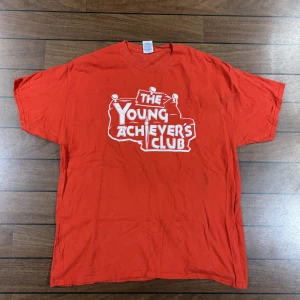 The Young Achivers Club Tshirt - Snygg T-shirt i storlek XL! Bara att skriva om du undrar över något🙏