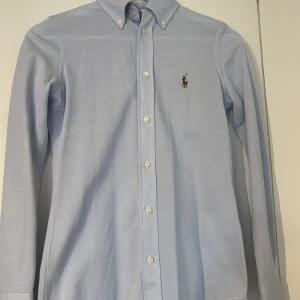 Ljusblå skjorta Ralph Lauren - Oanvänd ljusblå skjorta från Ralp Lauren. Storlek XS