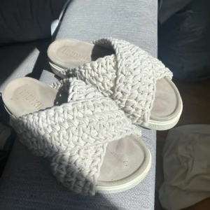 Inuikii  - Världens snyggaste tofflor från inuikii, storlek 39. Säljs då de är lite för små för mig tyvärr 😞sänker pris vid snabb affär