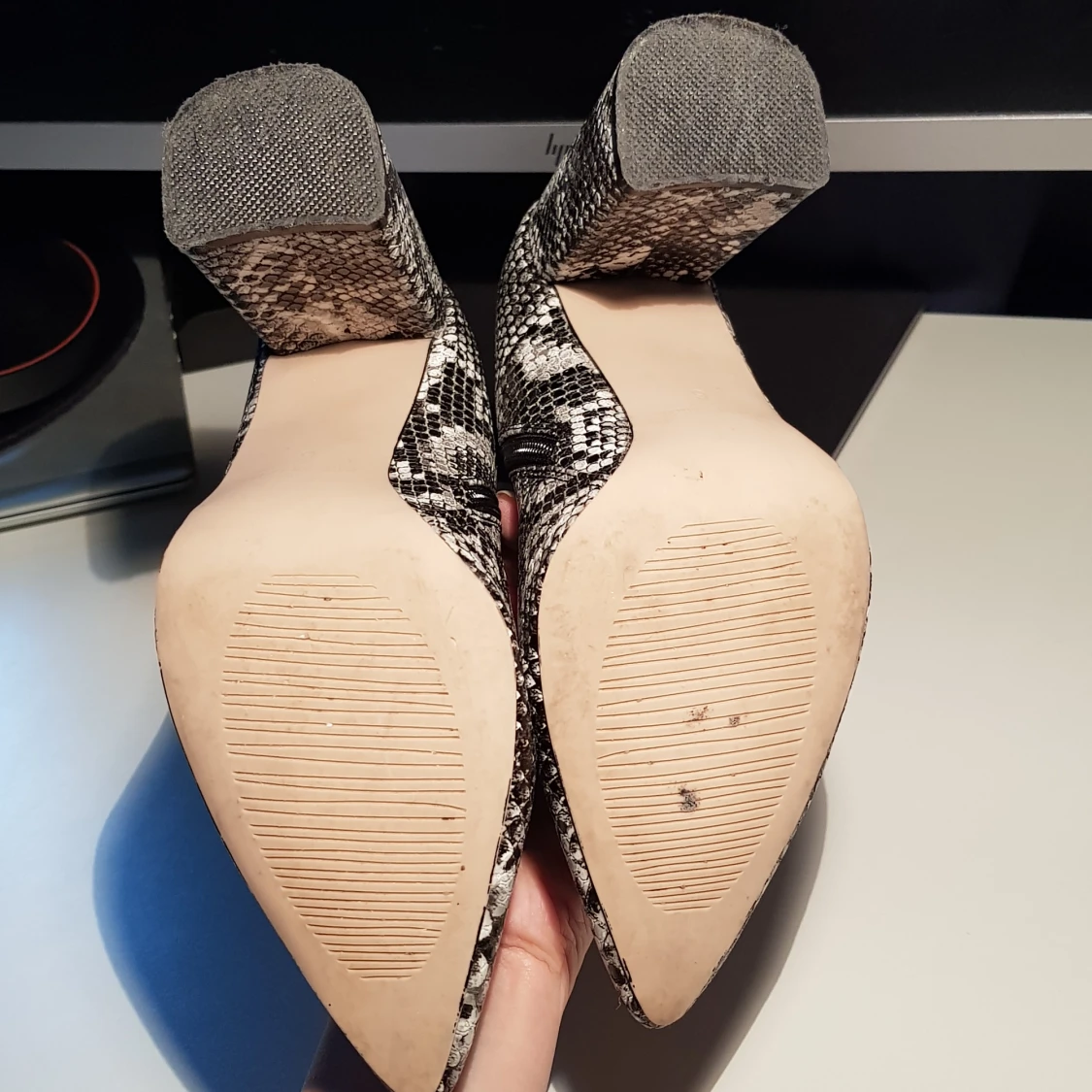 Klackskor i ormimitation - 91