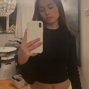 Svart tröja från Zara - Jätte fin svart långärmad tröja från Zara i storlek s men passar folk som brukar ha mindre än s med tycker jag💗skriv privat så skickar jag mer bilder