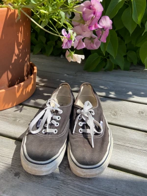 Vans, stl 38 - Svarta Vans, stl 38. Använda, men har en hel del kvar att ge.