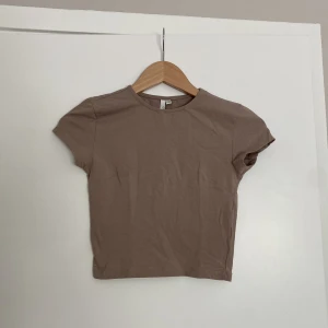 Brun croppad t-shirt  - Mycket sparsamt använd, ganska stretchig, passar mig som vanligtvis har XS
