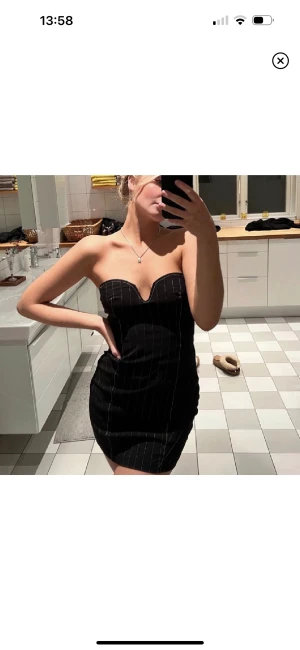 Svart kritstrecksrandig klänning - Säljer denna kritstrecksrandiga klänningen från zara❤️ så snygg och passar s och xs, använd en gång, perfekt skick