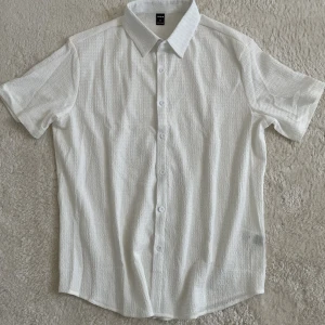 Linnetröja  - Hej säljer nu en jättefin linnetröja i storlek S, säljer på grund av att den är för stor för mig. 100kr