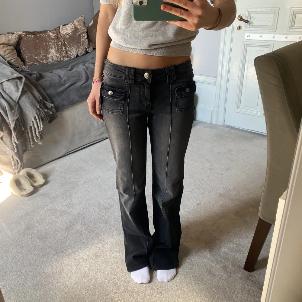 Säljer massa fler Jeans!!!! Slutsålda lågmidjade jeans från H&M i storlek 36. Beställde 2 par så dessa är helt oanvända med lapp kvar. Jag är ca 165-167. Jeans & Byxor.