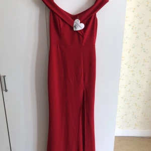 Röd bal/maxi-klänning - Vacker röd balklänning med off-shoulder design från GODDIVA. Storlek M (aldrig använd)