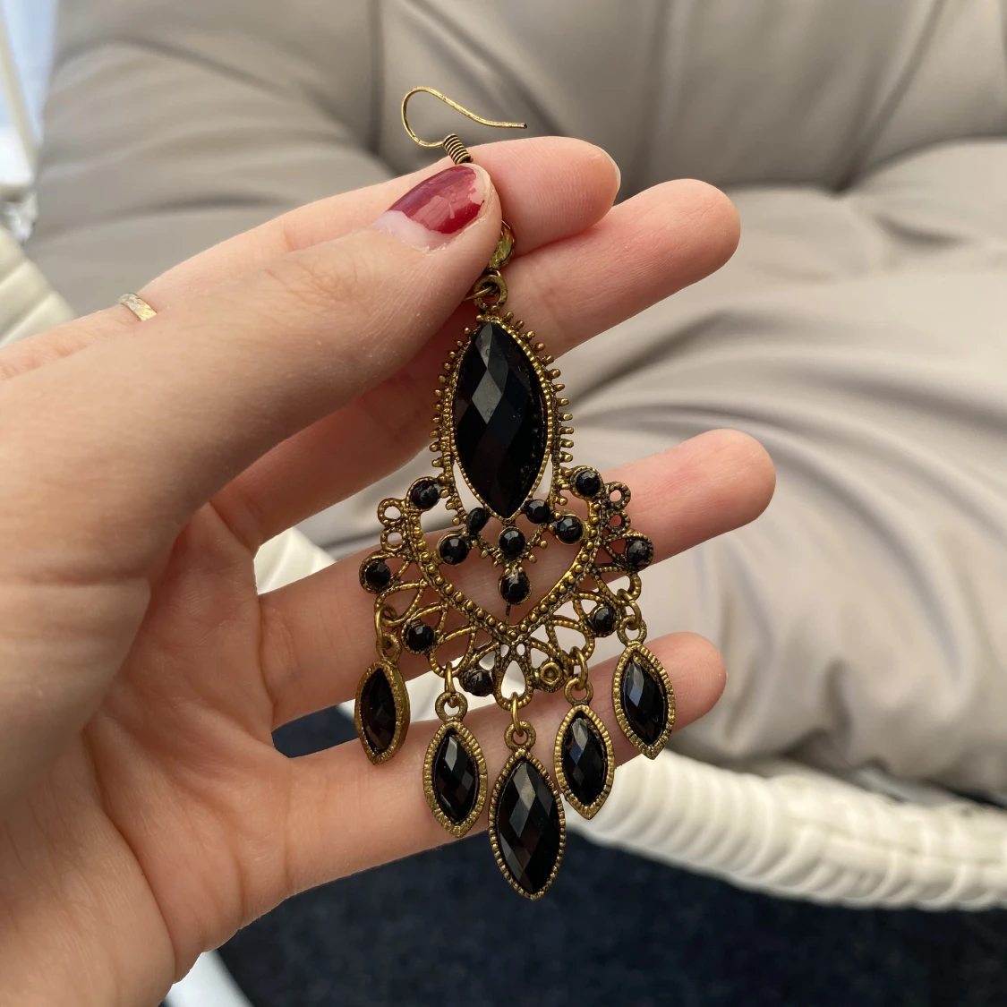 Örhängen med svarta stenar - 90