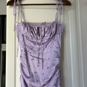 Adooreklänning - Superfin lila adooreklänning i storlek 34. Använt 1 gång, tyvärr är den lite för stor för mig och därför säljer jag den så att någon annan kan få användning av denna 💜