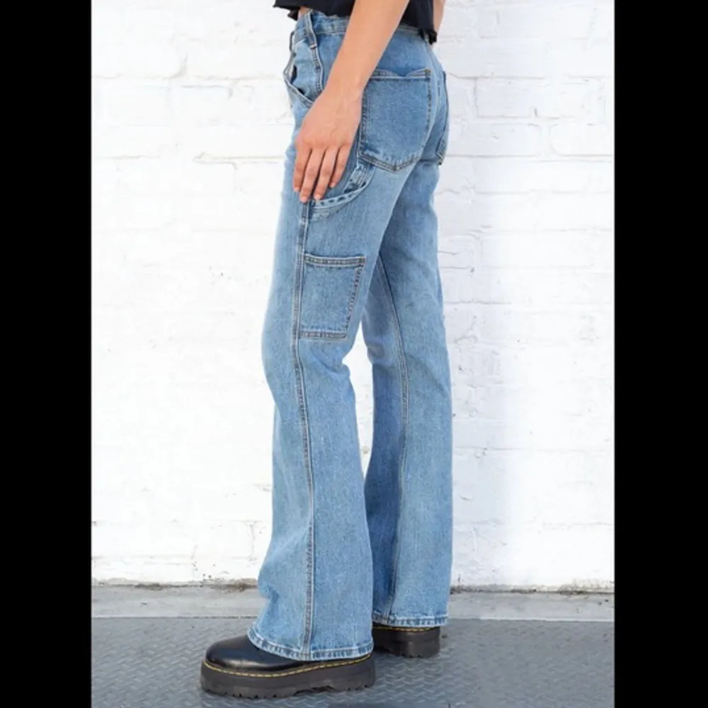Säljer nu mina jeans från Brandy Melville som är sååå snygga. Det är one size men skulle nog säga att de är som en S. Kontakta mig vid frågor eller fler bilder!💗. Jeans & Byxor.