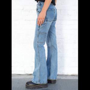 Säljer nu mina jeans från Brandy Melville som är sååå snygga. Det är one size men skulle nog säga att de är som en S. Kontakta mig vid frågor eller fler bilder!💗
