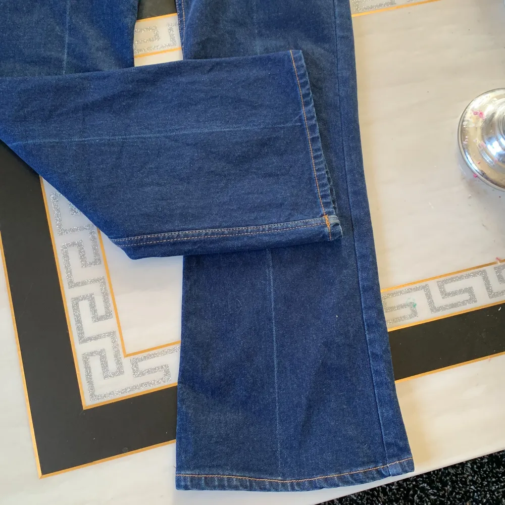Super coola jeans som tyvärr är alldeles för små för mig. Säljs inte längre. Pris plus frakt. (Tryck gärna på köp nu) ❤️. Jeans & Byxor.