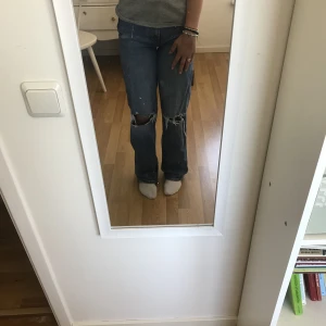 Blåa jeans - Blåa jeans highwaist håliga