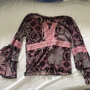 Vintage blus - Knappt använd blus i gott skick. Figursydd modell