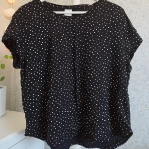 T-shirt  - T-shirt från H&M i storlek L.