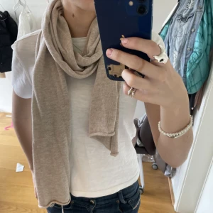Kashmirliknande halsduk - Beige halsduk från Zign i bomullsblandning ❤️ Nypris 200kr, aldrig använd med lappen kvar