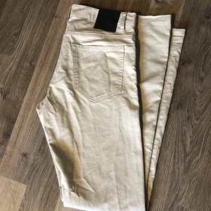 PeakPerformance jeans - Hej! Säljer nu dessa beiga peakperformance byxorna som tyvärr blivit för små för mig. De är i topp skick!  Bara att höra av sig vid intresse!!😁