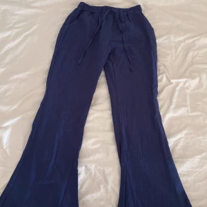 Blåa linnebyxor - Jättefina lågmidjade marinblåa linnebyxor. Kan användas både till vardag och finare tillfällen. Resår och snöre i midjan. Aldrig använda så de är i bra skick. 