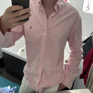 Ralph Lauren skjorta  - Mycket bra skick, sjukt snygg inför sommmaren!  Stolek L och passform ”slim fit”  Nypris runt 1200kr 