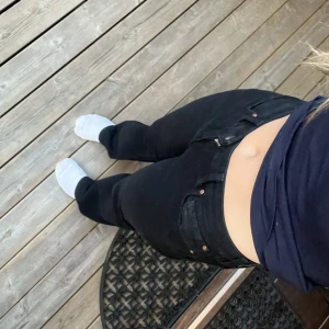 Low waisted jeans  - Super snygga svarta low waisted straight jeans, midjemått 25, längd 32. Helt oanvända. Köpta för 600kr. Är 167cm lång❤️