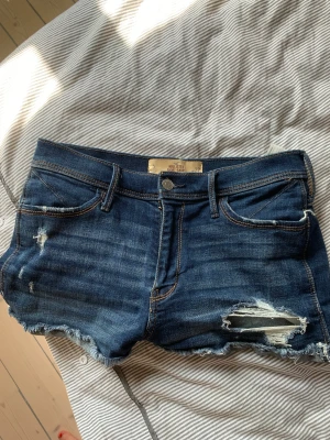 Shorts!! - Super söta shorts från hollister som tyvärr inte kommer till användning!❤️❤️ Nästintill nya!