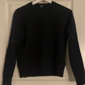 Stickad tröja från uniqlo, köpr för 399kr. Den är mörkblå!!!
