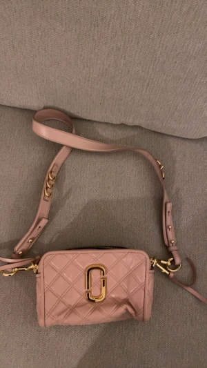 Marc Jacobs väska - Jag säljer min marc Jacobs väska då den inte har kommit till användning alls. Väskan är helt ny och oanvänd.