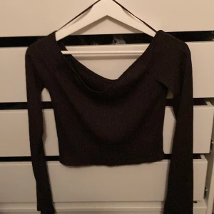 Långärmad tröja, cropped, tight  - En långärmad svart tröja som är cropped och sitter tight, inte genomskinlig 