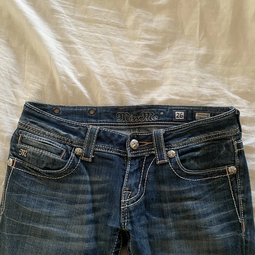 Säljer dessa ursnygga lågmidjade bootcut miss me jeans i storlek 26. Köpta på plick, och säljer pga att de sällan kommer till användning. Midjemått:73cm innerbenslängd:78cm. Jeans & Byxor.