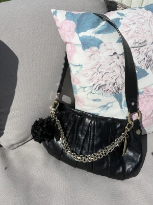 DKNY väska - DKNY väska i svart skinn, i fint skick, sparsamt använd. Avtagbar kedja.  Nypris 3499:- 