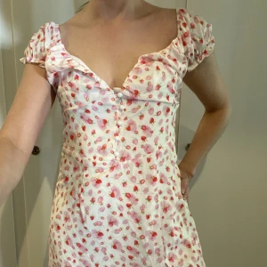 Klänning  - Fin somrig klänning med mönstrat tyg 