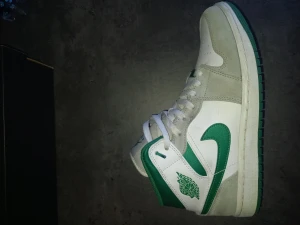 Jordan 1 mid "green grey" - Jag säljer mina skor då de har blivit för små. Köpta från merch sweden för 3000 spänn medans jag säljer de för 1400. Hör av er om ni har frågor😃