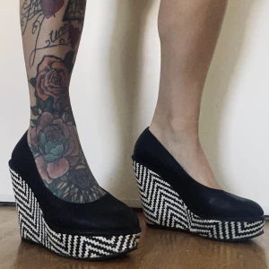 Kilklack  - Skor med kilklack från Din Sko🖤 Jag kan inte gå i höga skor länge även om jag skulle vilja!  Dessa är använda en gång på ett bröllop! Dom har fått en liten gul ton nertill längs kanten, tror de är materialet. Men jag tycker inte de är något som stör endå