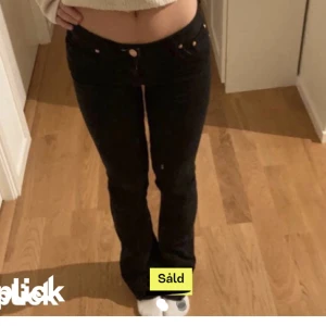 Jeans  - Säljer mina svarta bootcut jeans som jag köpt här på plick. Passar någon i längden som är 165-170. Skriv om du vill ha fler Bilder. 