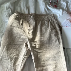 Linnebyxor herr M - Säljer nästintill helt nya linnebyxor för killar i storlek M, min kille brukar ha kläder mellan s-m, sitter lite bredare där nere och köptes på Cubus för 600kr! 