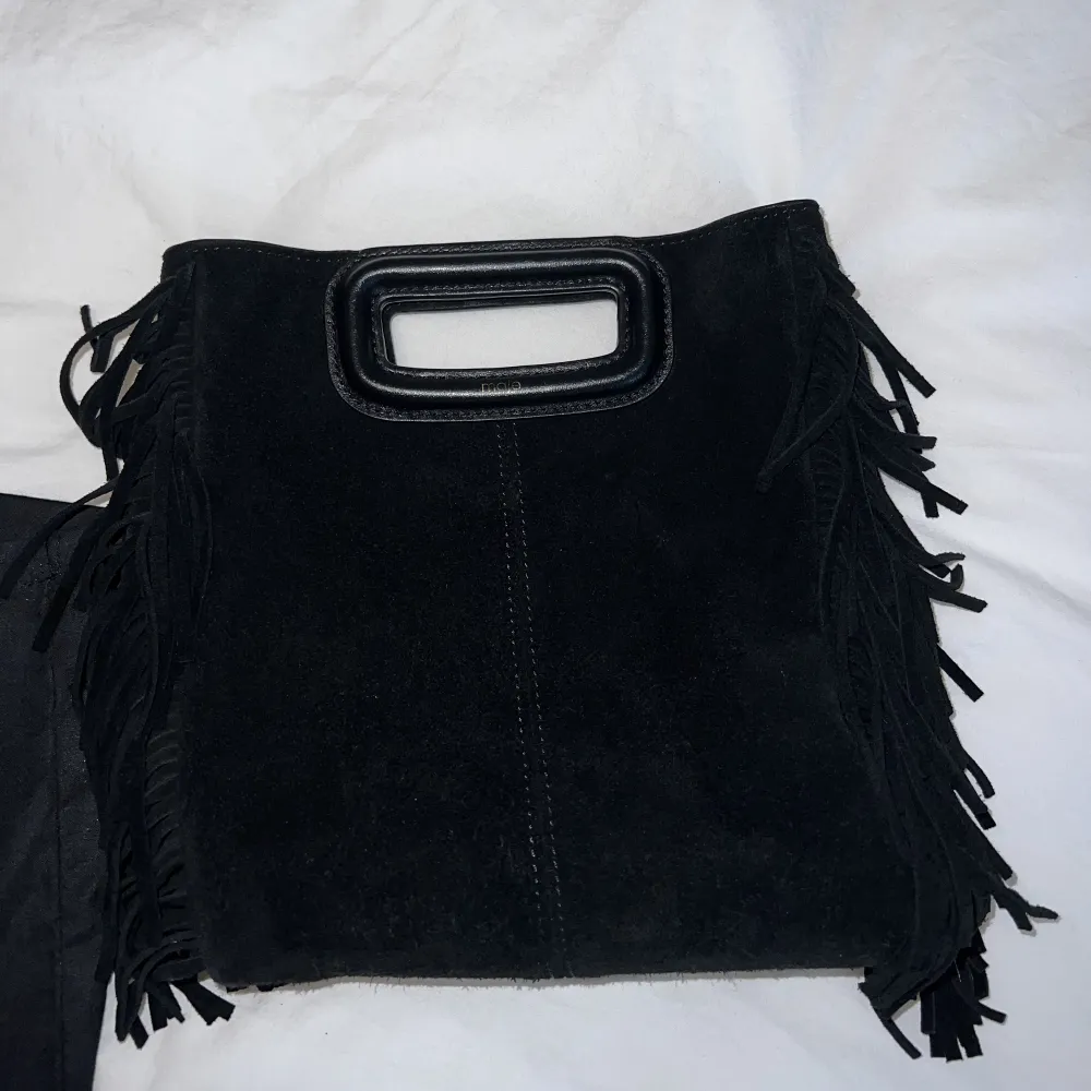 Säljer denna svarta mocka väskan från märket Maje. Den är i den vanliga storleken (inte mini) och köptes i Frankrike i augusti närmre 2900kr. Kvitto, axelrem och dustbag tillkommer såklart❣️. Väskor.