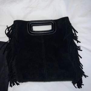 Säljer denna svarta mocka väskan från märket Maje. Den är i den vanliga storleken (inte mini) och köptes i Frankrike i augusti närmre 2900kr. Kvitto, axelrem och dustbag tillkommer såklart❣️