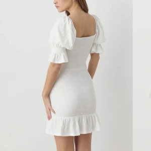 Studentklänning  - Säljer denna jättesöta klänningen från Gina då jag hade dom som reserv på Studenten❤️ Endast testad och lapparna är kvar så den är som ny! Skriv för egna bilder