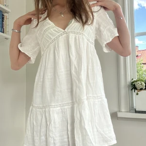 Vit sommarklänning  - Sötaste vita miniklänningen med spetsdetaljer. Ganska kort på mig som är 179, så sparsamt använd! 💗💗