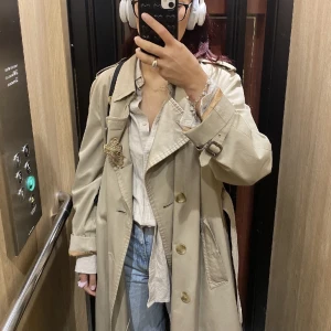 Burberry Trenchcoat  - Nypris ca 21 000kr  Har inte används på ett tag och vill bli av med den. Priset kan diskuteras vid snabb affär:)) Storleken är M men man kan bära den som S oversized eller mera fit L.